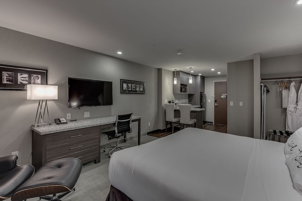 Home Inn & Suites Saskatoon South Business Suite, 1 King Bed, Kitchenette 8