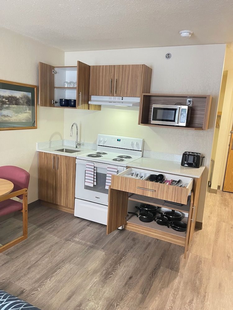 Rodeway Inn Suite, 1 Queen Bed, Non Smoking (Efficiency, Upgrade) 6