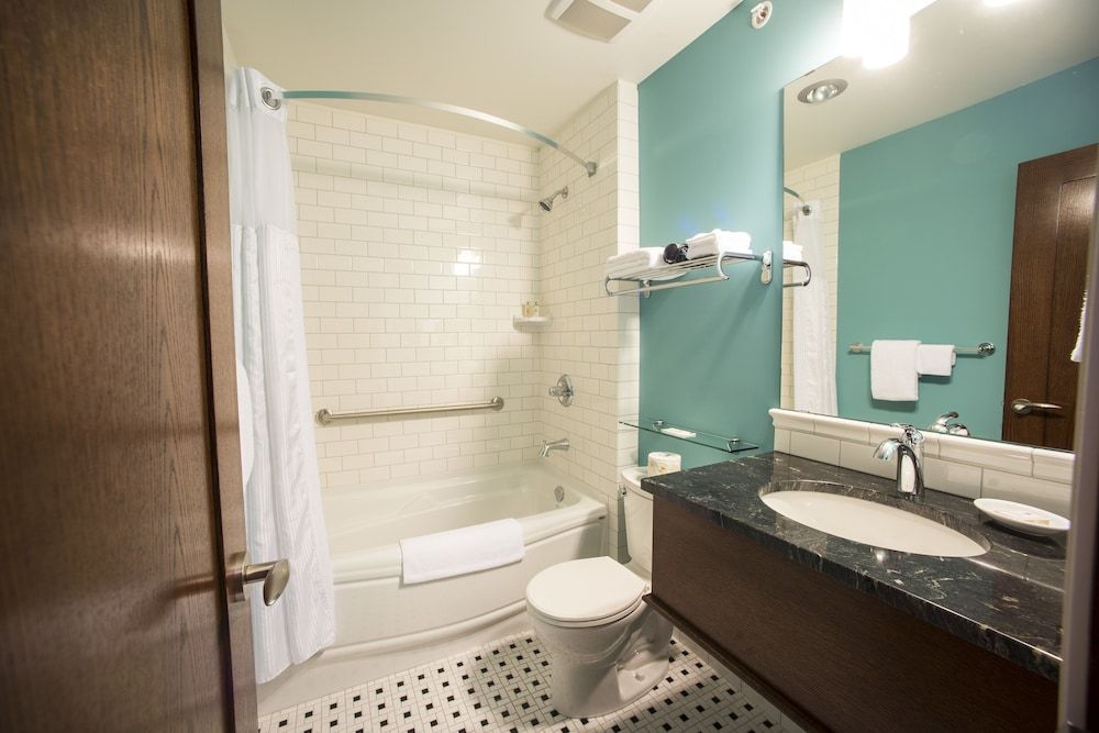 Hume Hotel & Spa Standard Room, 1 King Bed, Multiple View (BUDGET King (Above Pub)) 8