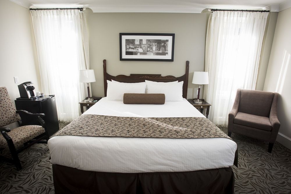 Hume Hotel & Spa Standard Room, 1 King Bed, Multiple View (BUDGET King (Above Pub)) 6