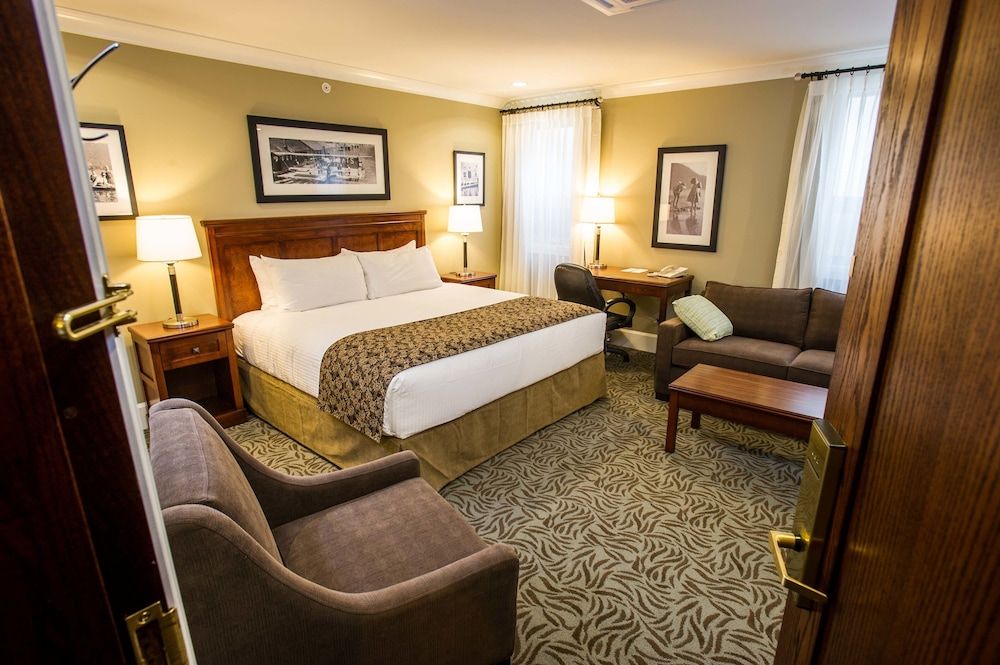Hume Hotel & Spa Deluxe Room, 1 King Bed with Sofa bed, Multiple View (Deluxe King Suite) 4