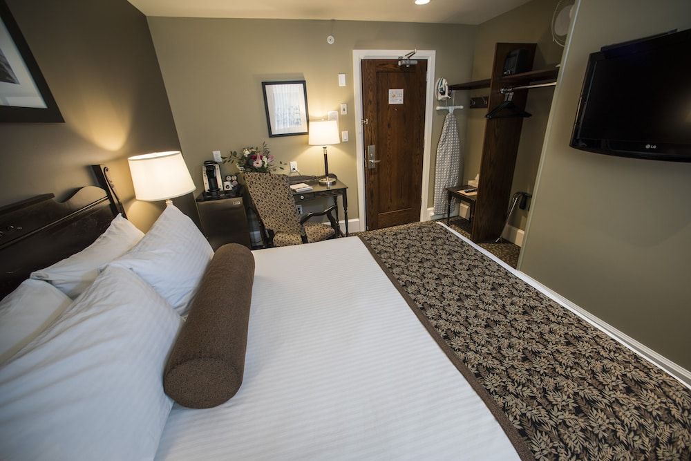 Hume Hotel & Spa Standard Room, 1 King Bed, Multiple View (BUDGET King (Above Pub))