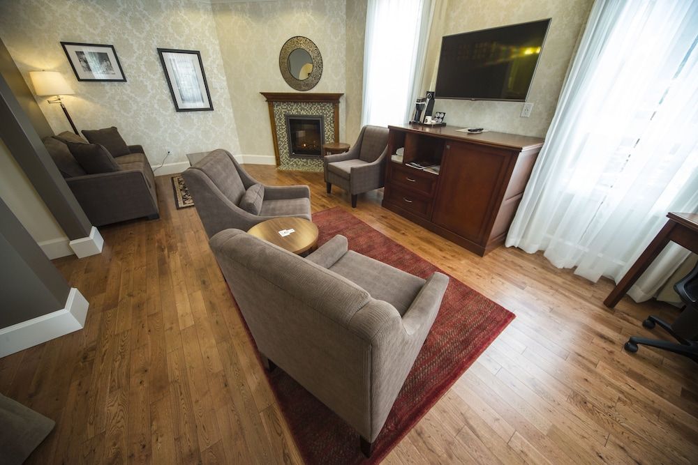 Hume Hotel & Spa Deluxe Room, 1 King Bed with Sofa bed, Multiple View (Barristers Suite) 4