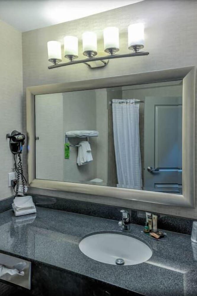 Timber Ridge Inn and Suites Single Room, 1 Queen Bed, Mobility Accessible