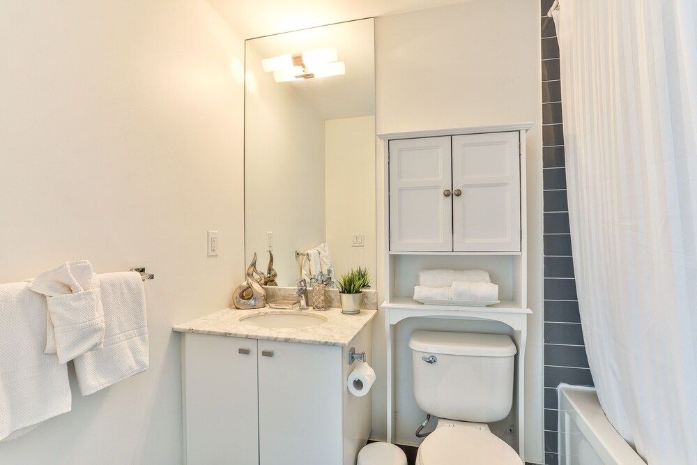 Liberty Village Condo w Parking Comfort Condo, City View 20