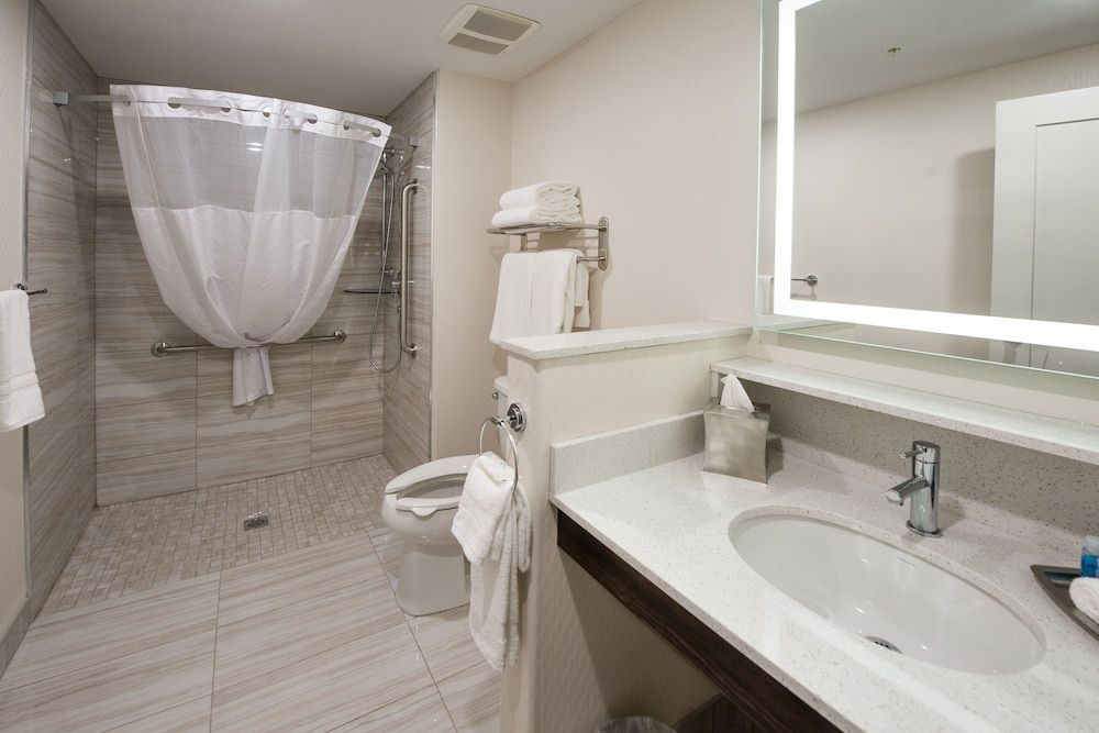 Encore Suites by Service Plus Inns Standard Room, 1 King Bed, Accessible 6