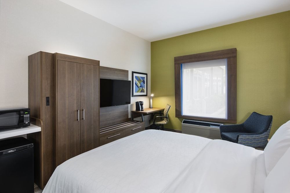 Standard Room, 1 Queen Bed, Mobility Accessible