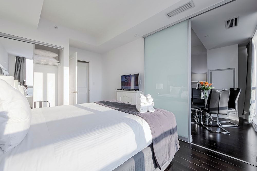 Altitude Suites on Yonge Superior Suite, 2 Bedrooms, Kitchen, City View