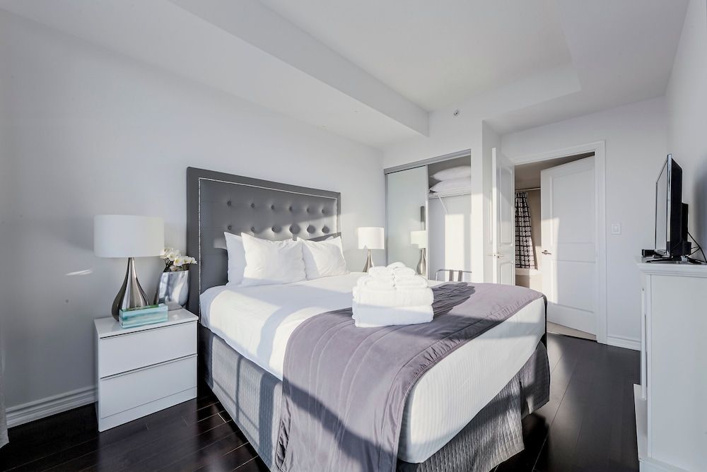 Altitude Suites on Yonge Superior Suite, 2 Bedrooms, Kitchen, City View 2