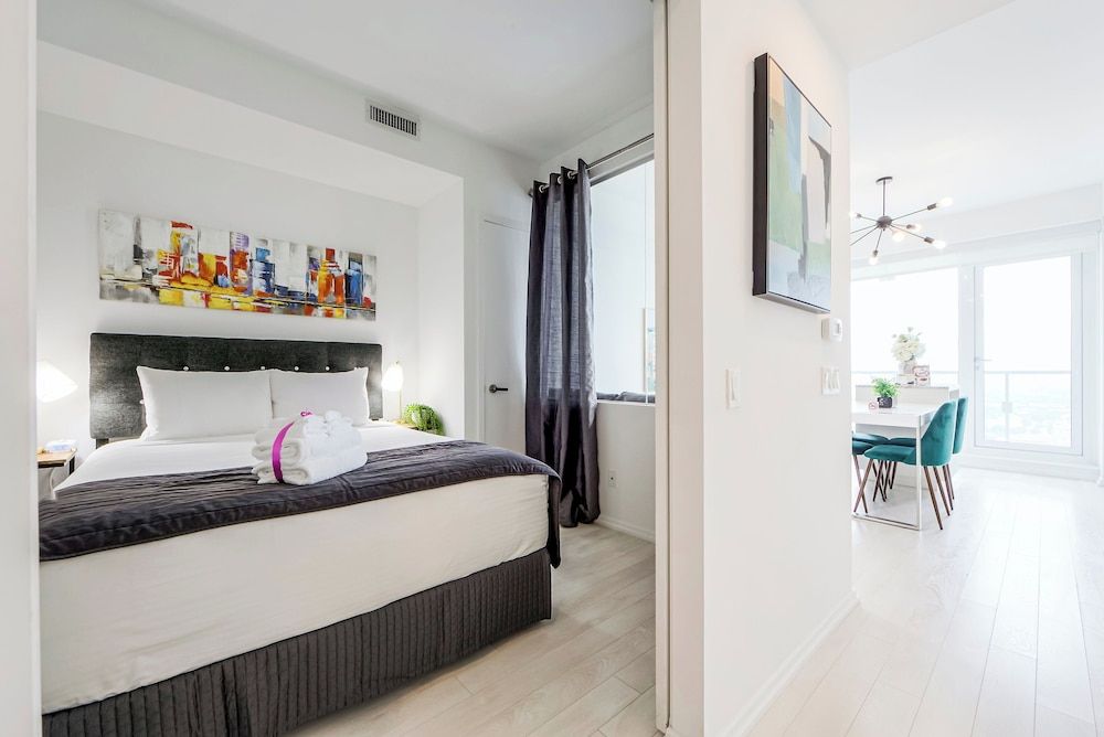 Altitude Suites on Yonge Superior Suite, 1 Bedroom, Kitchen, City View 4