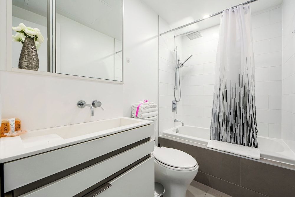 Altitude Suites on Yonge Superior Suite, 1 Bedroom, Kitchen, City View 10