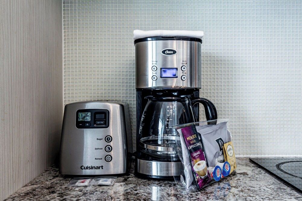 Altitude Suites on Yonge Superior Suite, 1 Bedroom, Kitchen, City View 15