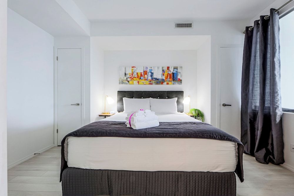 Altitude Suites on Yonge Superior Suite, 1 Bedroom, Kitchen, City View 2