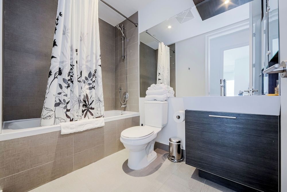 Altitude Suites on Yonge Superior Suite, 2 Bedrooms, Kitchen, City View 10