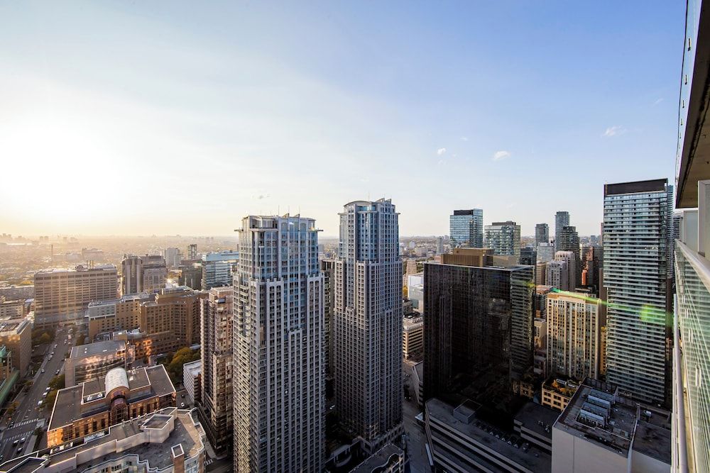 Altitude Suites on Yonge Superior Suite, 2 Bedrooms, Kitchen, City View 8