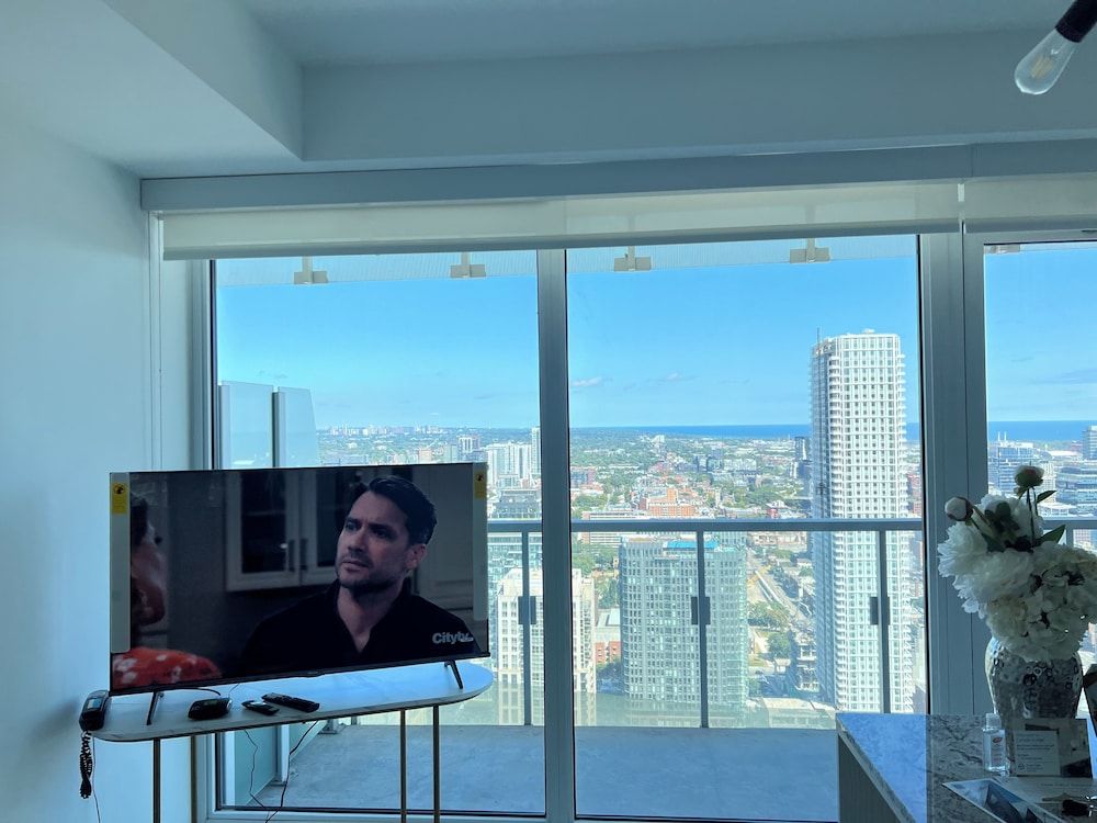 Altitude Suites on Yonge Superior Suite, 1 Bedroom, Kitchen, City View 7