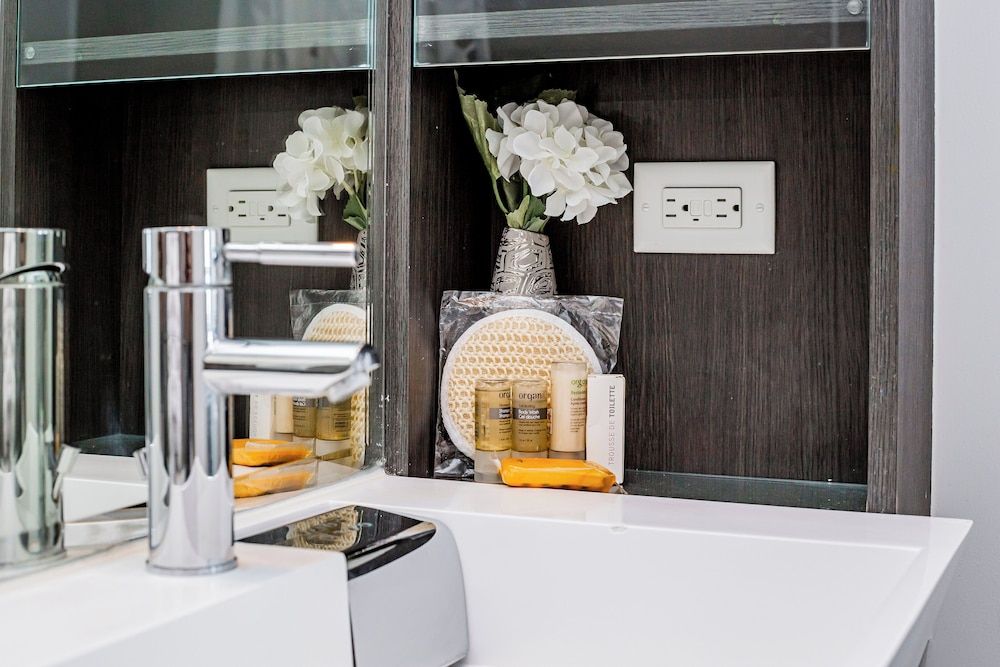 Altitude Suites on Yonge Superior Suite, 2 Bedrooms, Kitchen, City View 15