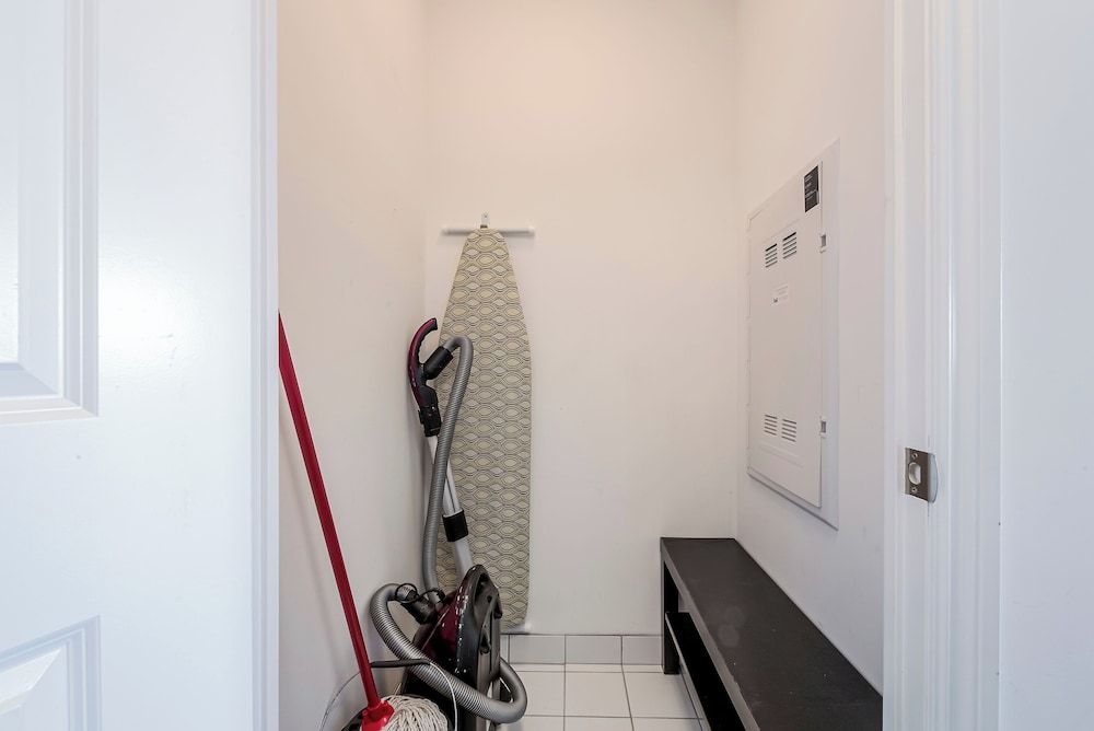 Altitude Suites on Yonge Superior Suite, 2 Bedrooms, Kitchen, City View 9