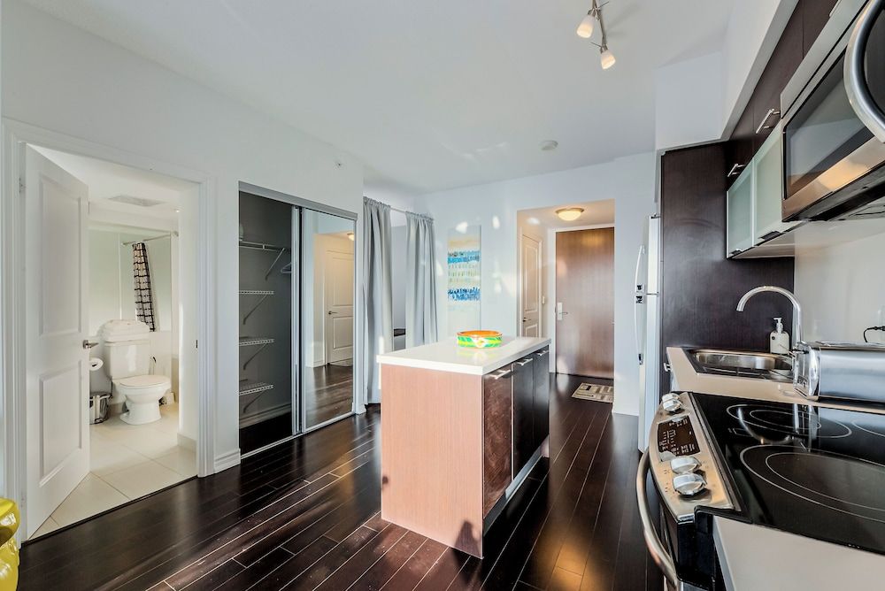 Altitude Suites on Yonge Superior Suite, 2 Bedrooms, Kitchen, City View 14