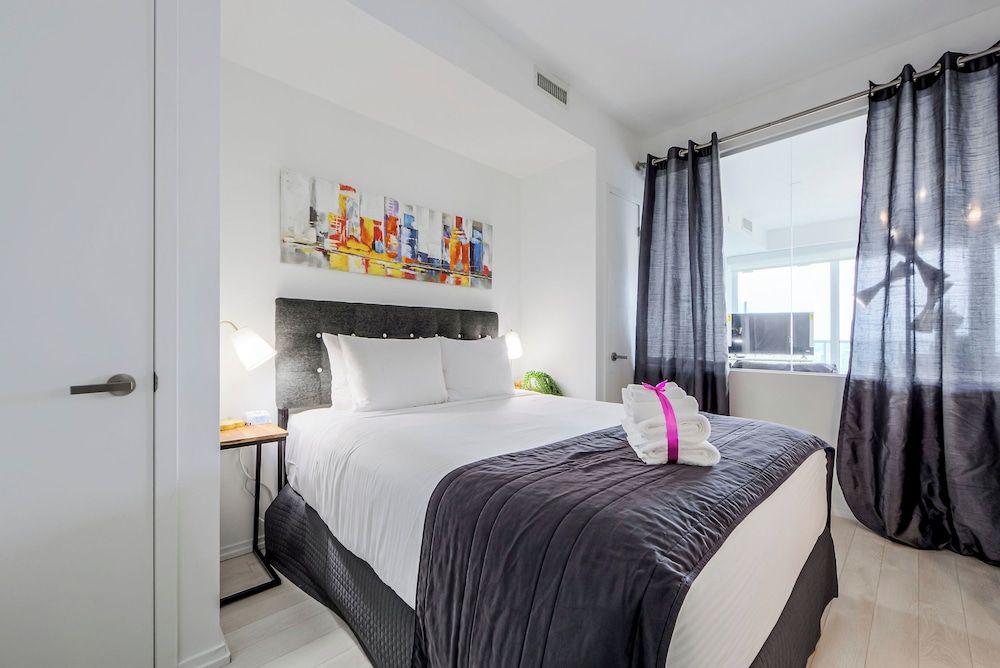 Altitude Suites on Yonge Superior Suite, 1 Bedroom, Kitchen, City View 3