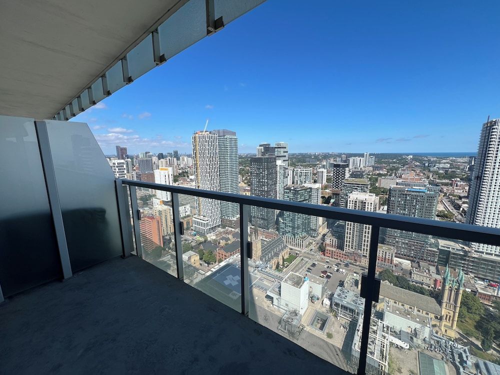Altitude Suites on Yonge Superior Suite, 1 Bedroom, Kitchen, City View 6