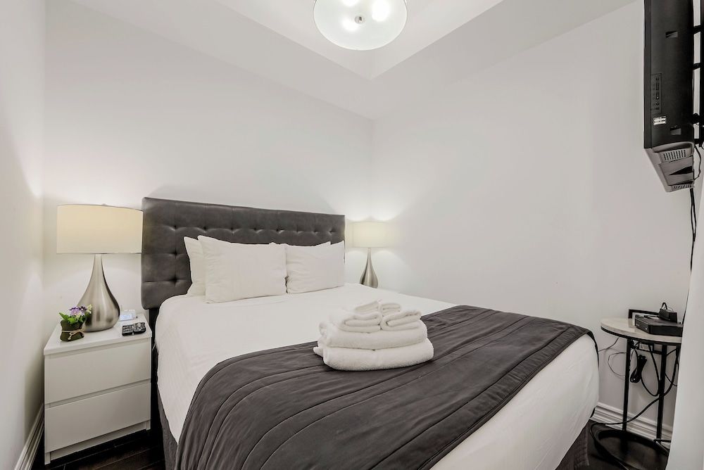 Altitude Suites on Yonge Superior Suite, 2 Bedrooms, Kitchen, City View 3