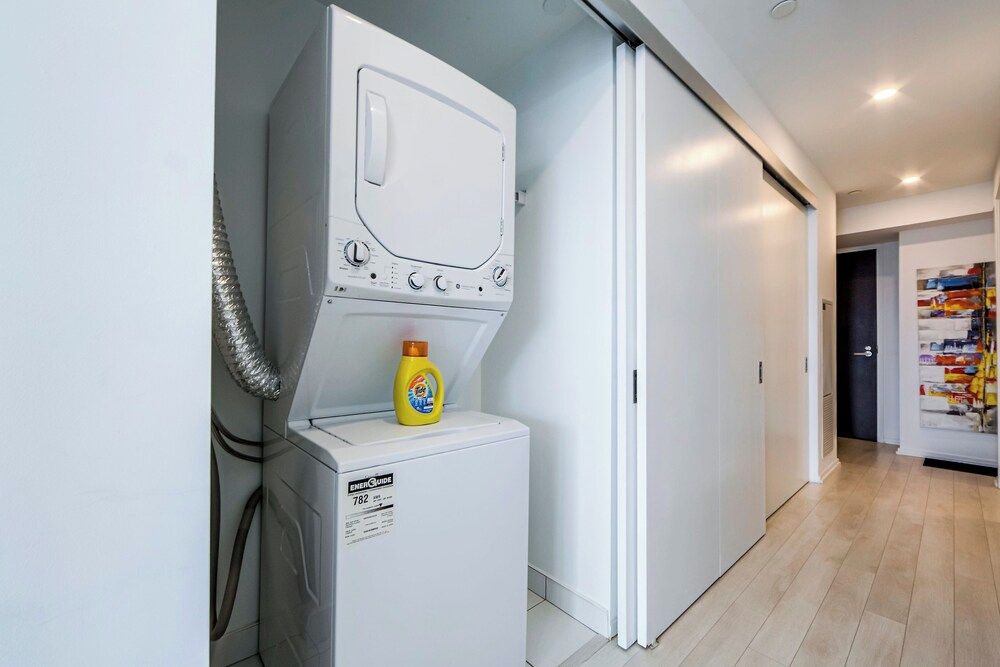 Altitude Suites on Yonge Superior Suite, 1 Bedroom, Kitchen, City View 16