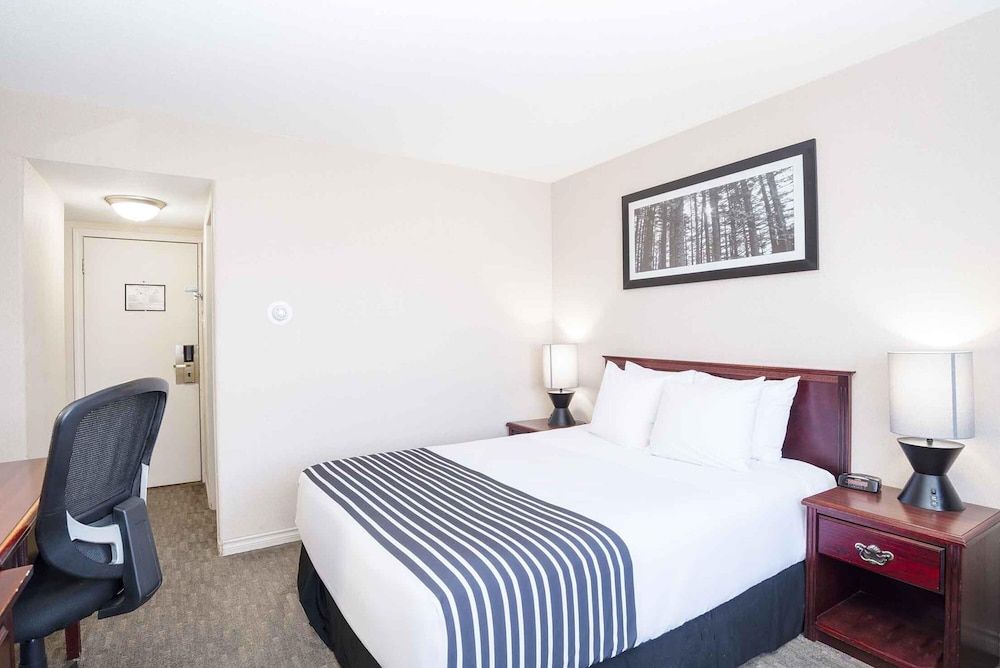 Sandman Inn Smithers Standard Room, 1 Queen Bed 3