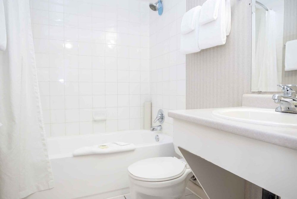 Sandman Inn Smithers Standard Room, 1 Queen Bed 5