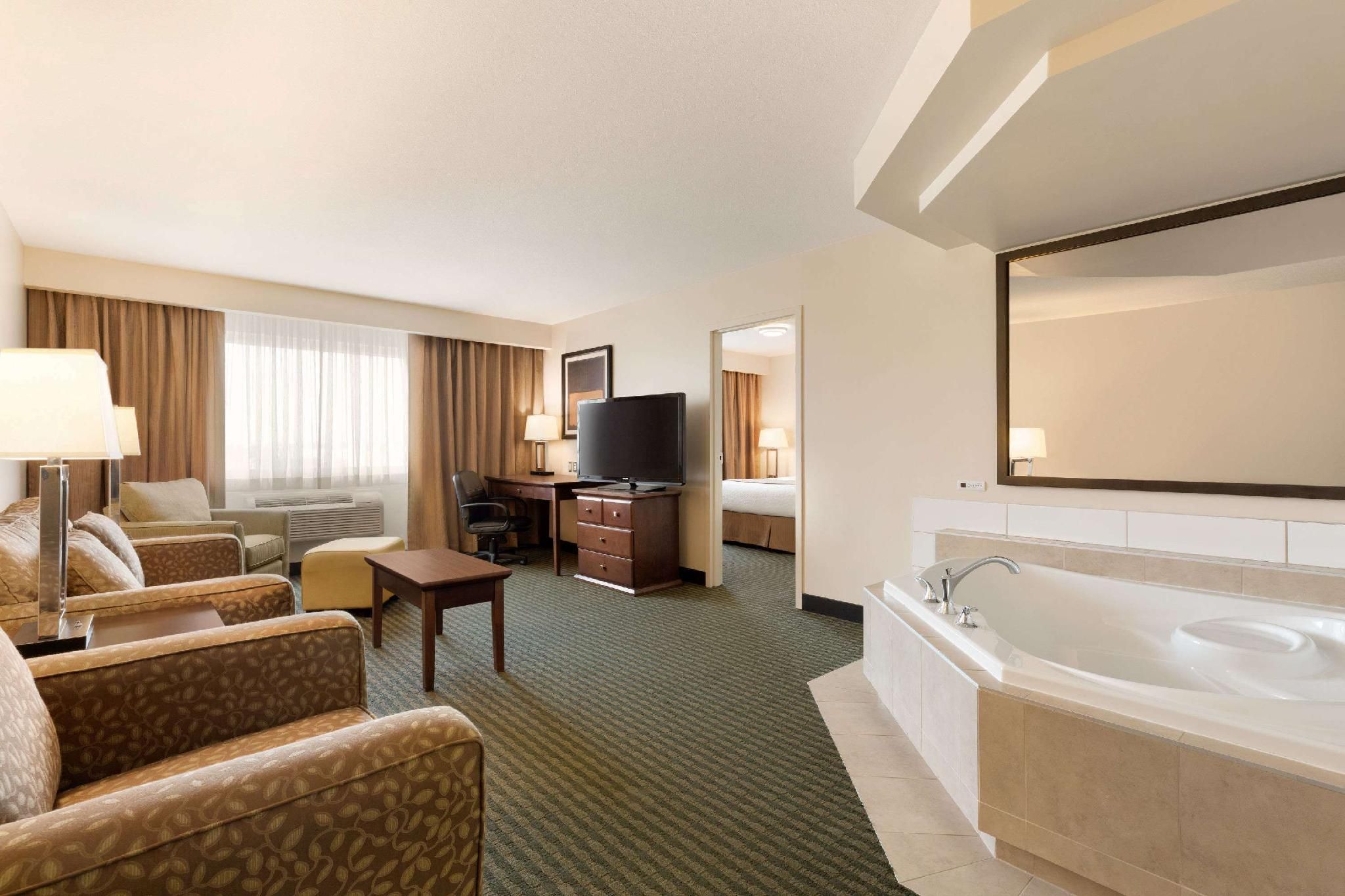 1 King Bed, 1-Bedroom Deluxe Suite, Jetted Tub, Non-Smoking