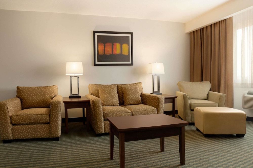 Travelodge by Wyndham Weyburn Suite, Multiple Beds, Non Smoking (One-Bedroom) 3