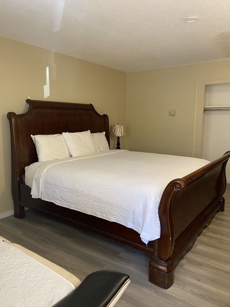Slumber Lodge Motel Room, 1 Queen Bed 9