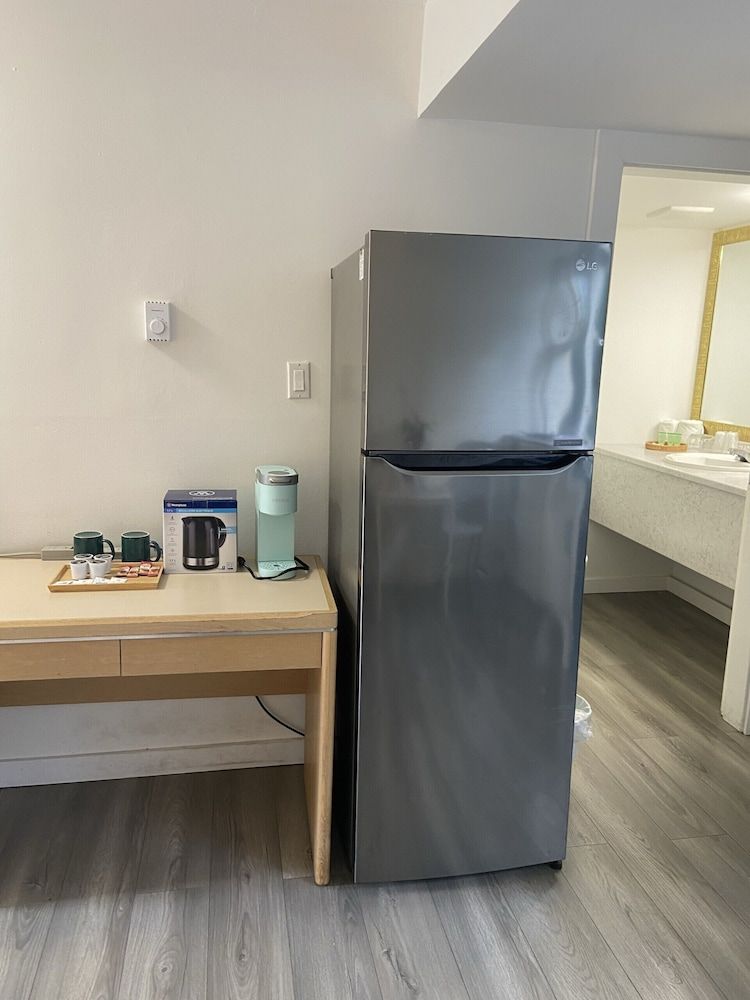 Slumber Lodge Motel Room, 1 Queen Bed 20