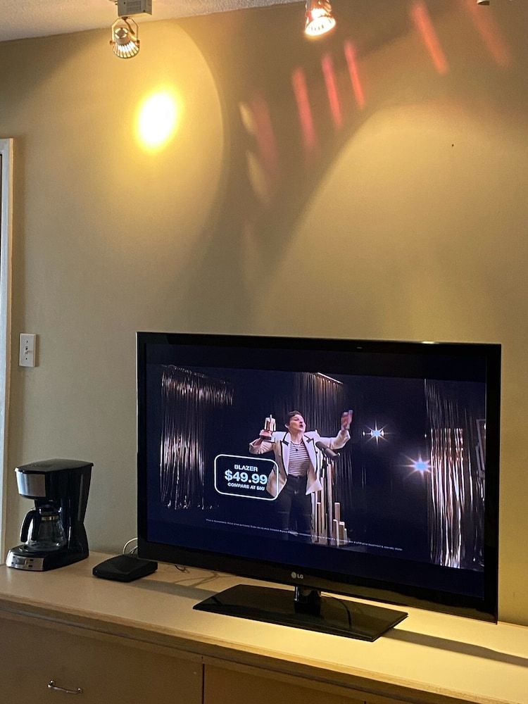 Slumber Lodge Motel Family Triple Room, 1 Bedroom 9