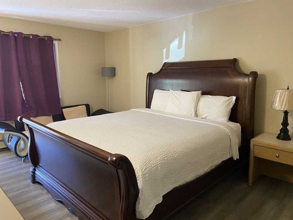 Slumber Lodge Motel Room, 1 Queen Bed 7