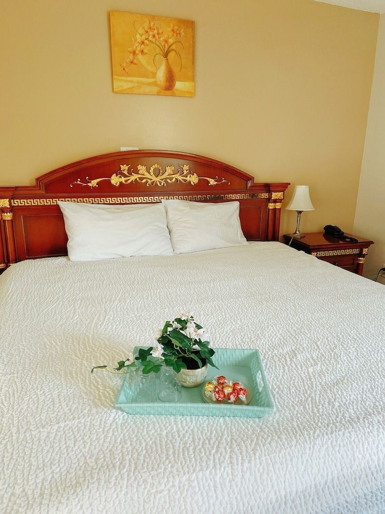 Slumber Lodge Motel Room, 1 Queen Bed 2