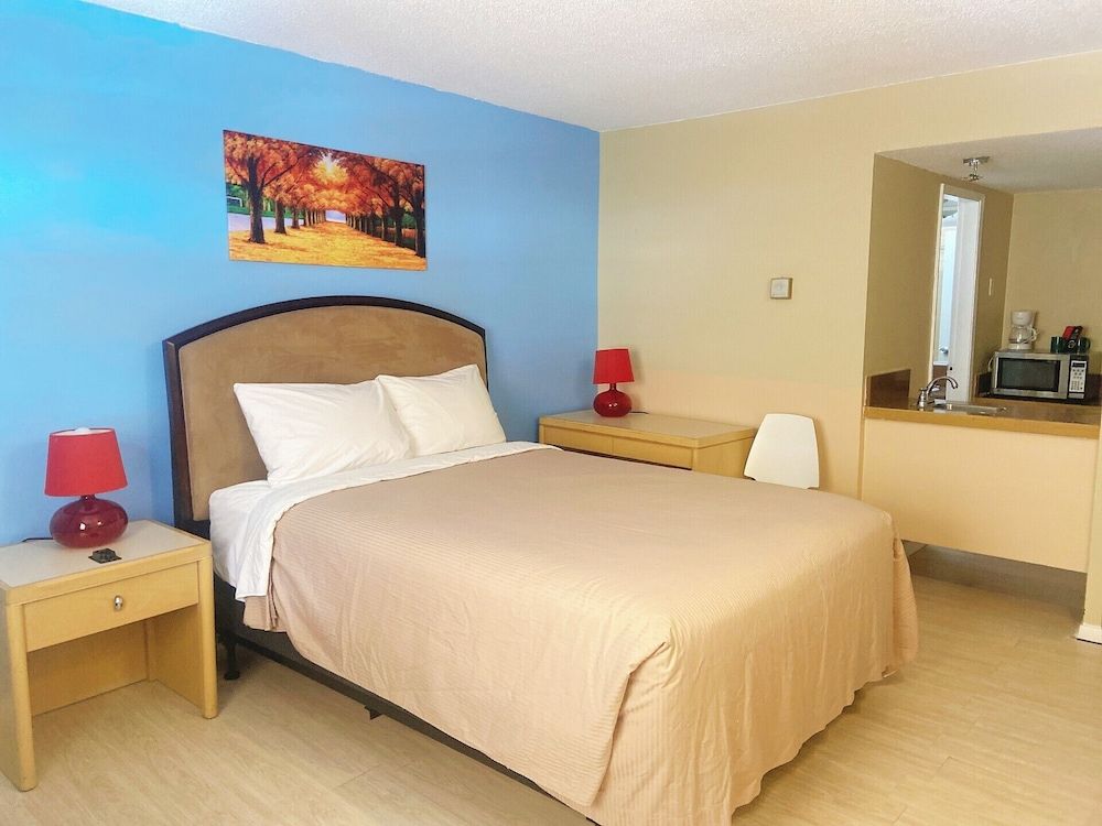 Slumber Lodge Motel Room, 1 Queen Bed 11