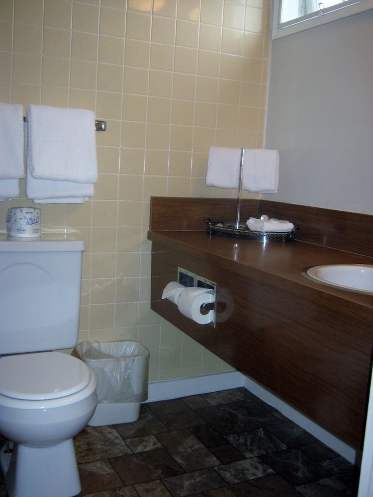 Slumber Lodge Motel Double Room, 2 Queen Beds 6