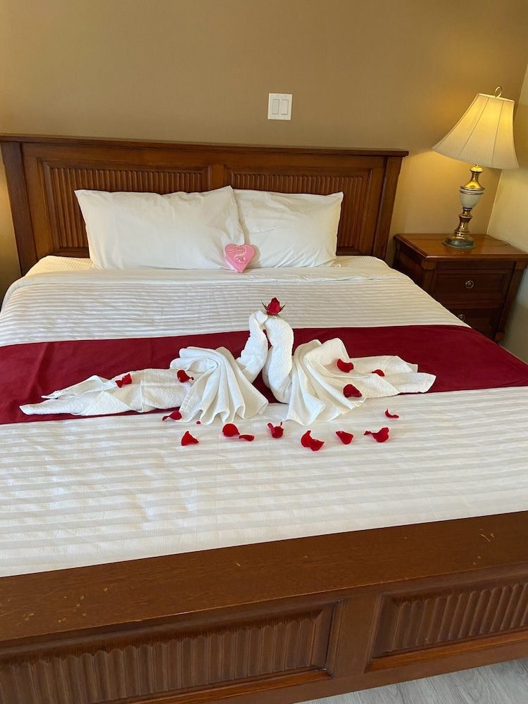 Slumber Lodge Motel Room, 1 Queen Bed 4