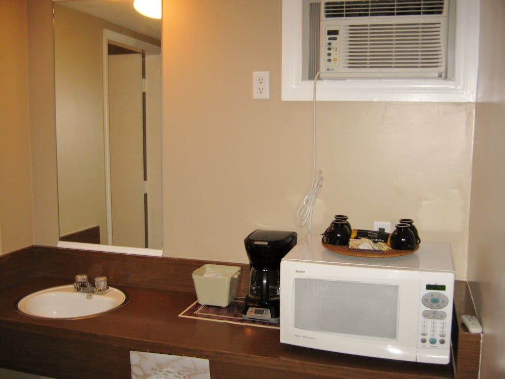 Slumber Lodge Motel Room, 1 Queen Bed 22