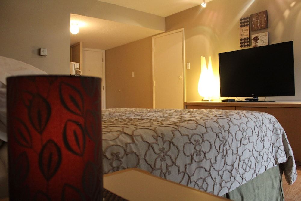 Slumber Lodge Motel Room, 1 Queen Bed 17