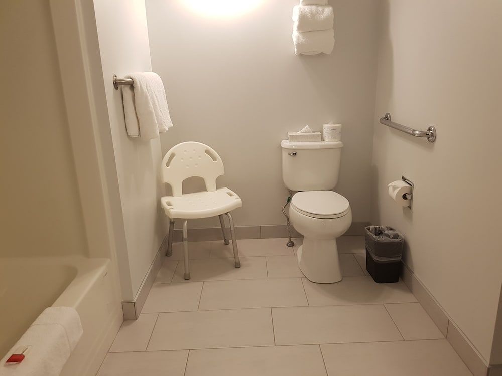 Super 8 by Wyndham Winnipeg West Room, 1 Queen Bed, Non Smoking (Mobility) 3