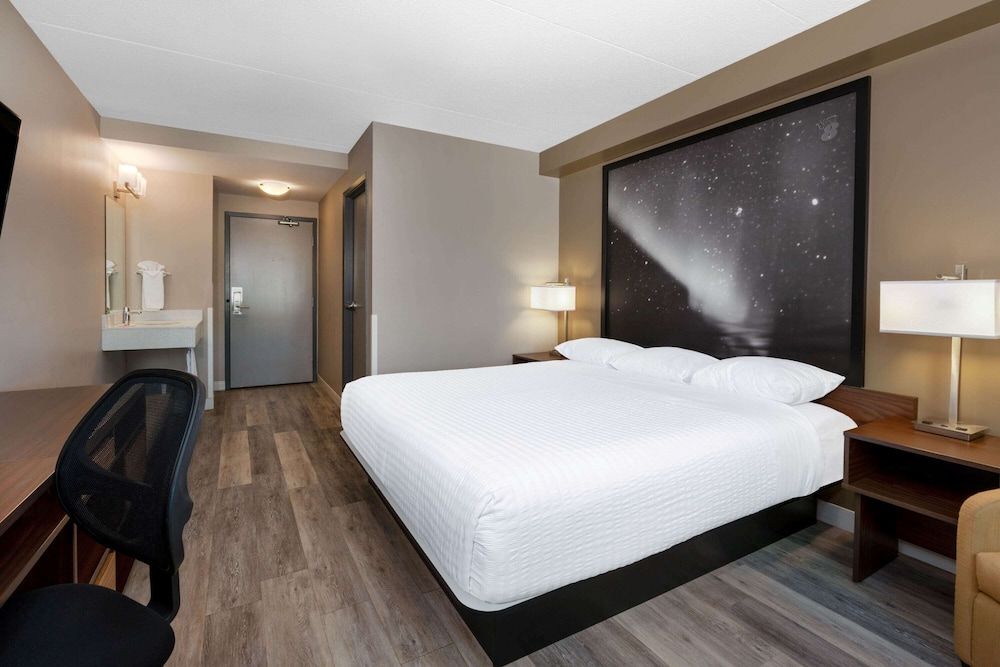 Super 8 by Wyndham Winnipeg West Room, 1 Queen Bed, Non Smoking (Mobility) 2