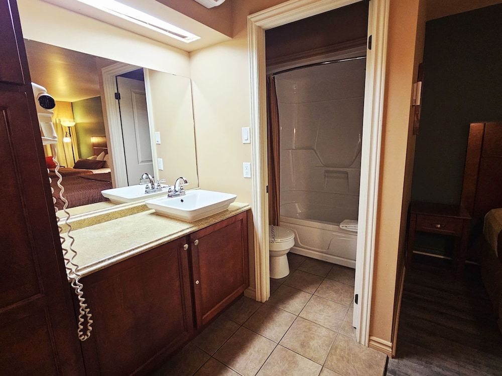 Hotel-Motel Drummond Classic Room, 2 Double Beds, Ground Floor 4