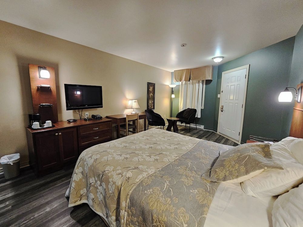 Hotel-Motel Drummond Superior Room, 1 Queen Bed, Balcony