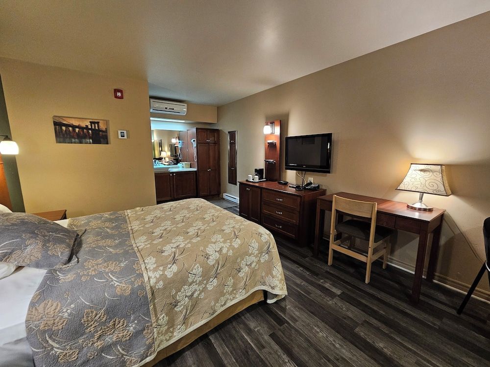 Hotel-Motel Drummond Superior Room, 1 Queen Bed, Balcony 3