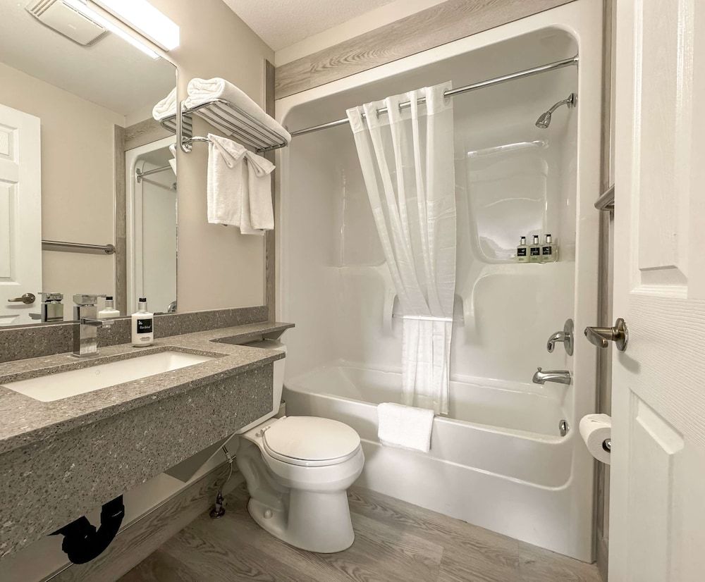 Coast Osoyoos Beach Hotel Premium Suite, 2 Bedrooms, Kitchen, Beach View (Coast Premium Two Bedroom Suite) 4