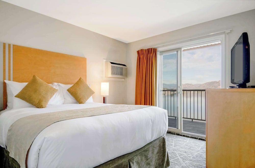 Coast Osoyoos Beach Hotel Premium Suite, 2 Bedrooms, Kitchen, Beach View (Coast Premium Two Bedroom Suite) 2