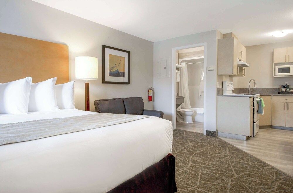 Coast Osoyoos Beach Hotel Comfort Room, 1 Queen Bed (Coast Queen Pet Friendly)