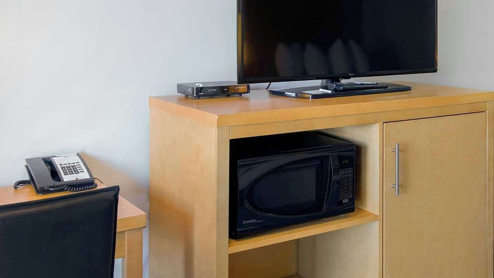 Coast Osoyoos Beach Hotel Comfort Room, 1 Queen Bed, City View (Coast Queen) 5